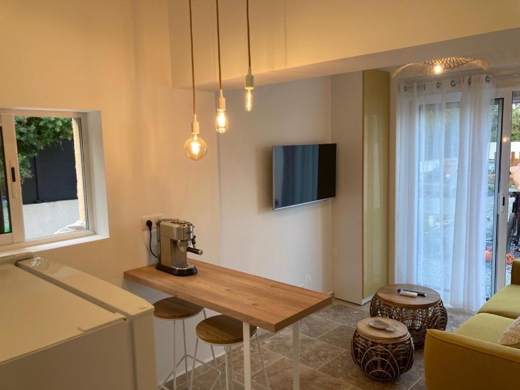 Charmant Studio Dans Villa - Parking - Jardin Ла-Сейн-сюр-Мер Екстер'єр фото