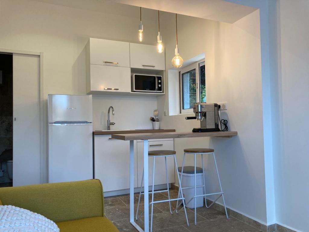Charmant Studio Dans Villa - Parking - Jardin Ла-Сейн-сюр-Мер Екстер'єр фото